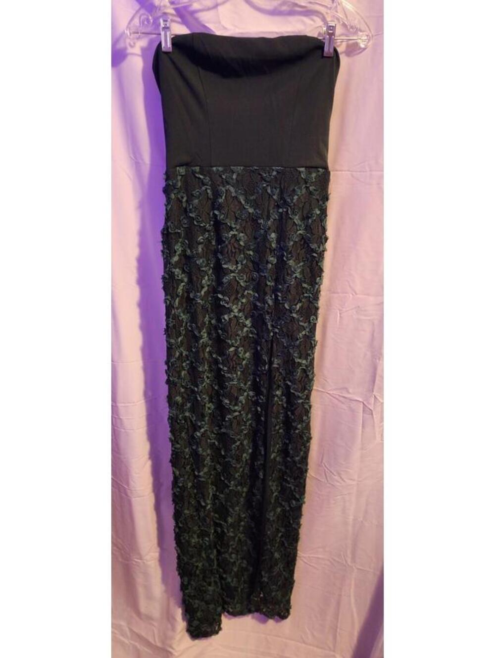 Lulus Long Formal strapless dress Size Small. Beautiful green color.